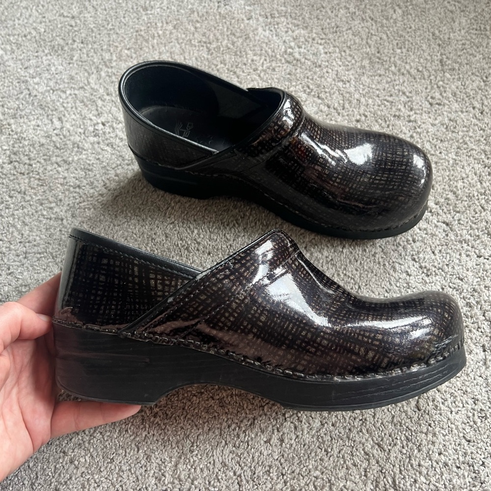 Dansko Women's Size 41 Wide Black Linen Pattern Patent Leather Work Clogs